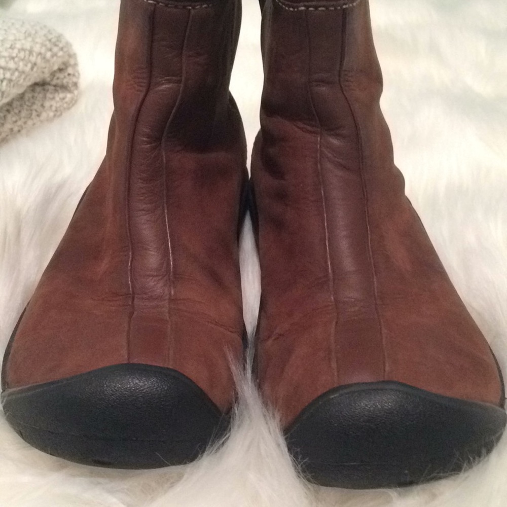 Size 8 Keen Short Boots, in a rich brown color